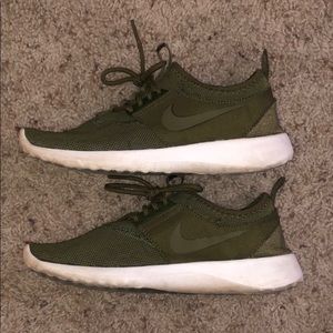 Nike women’s Juvenate tennis shoes